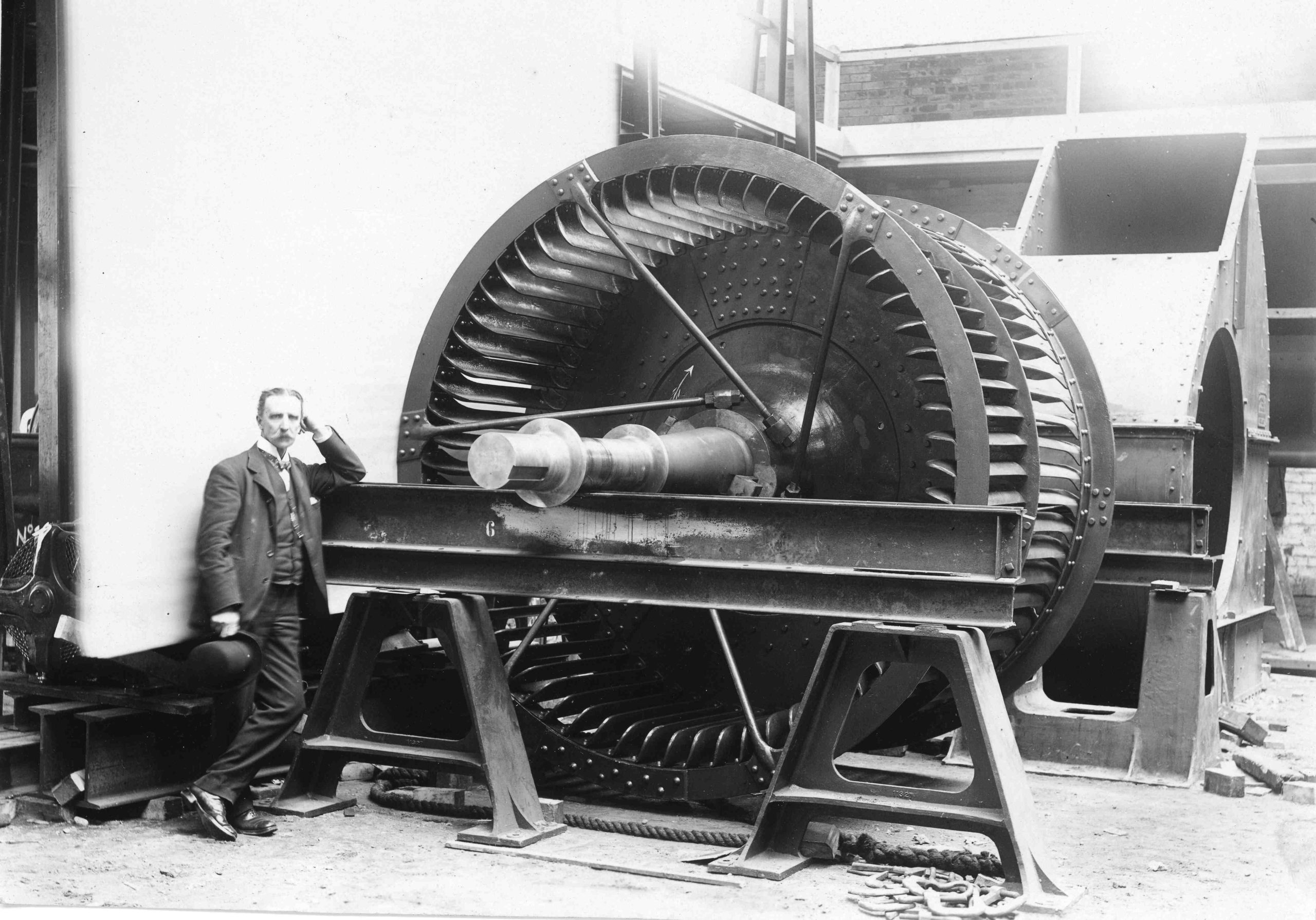 ساموئل کلیلند دیویدسون با یک فن سانتریفیوژ بزرگ که احتمالاً برای تهویه شفت معدن در کارخانه مهندسی Sirocco، بلفاست طراحی و تولید کرد.